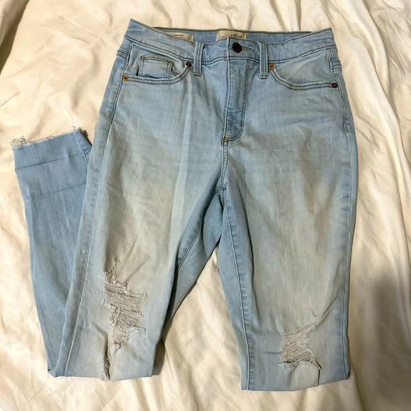 Universal Thread Denim - Universal Thread Light Wash Distressed High Rise Skinny Jeans size 6/28R